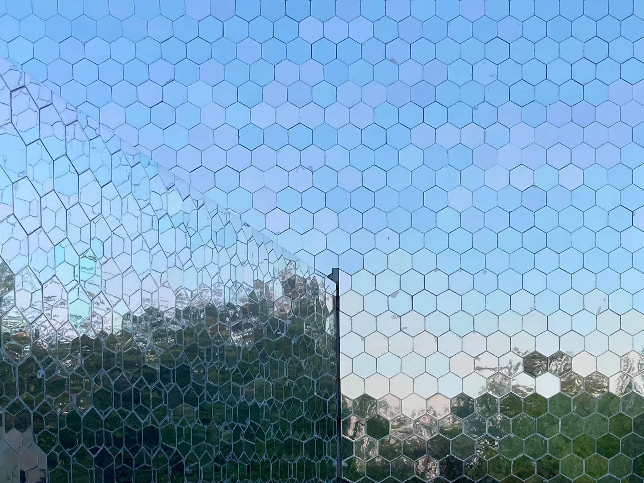 Detail hexagonální zrcadlové fasády – charakteristický prvek Věčných lovišť